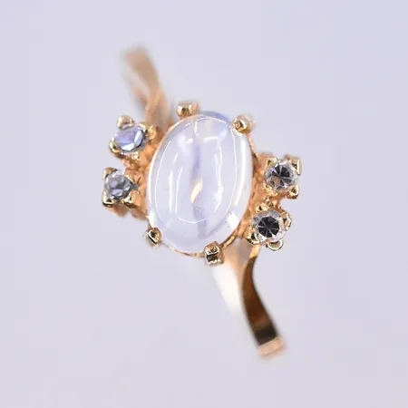 Ring med vita stenar, stl 16¼, bredd 1 mm, 18K. Vikt: 1,9 g