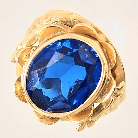 Ring med blå sten, stl 15¼, bredd 2,7-14mm, 18K Vikt: 4,1 g