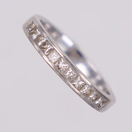 Ring med  prinsesslipade diamanter 11 x ca. 0,03-0,04ct stl 16½, bredd: 3mm, ostämplat vitguld, 18K Vikt: 3,9 g