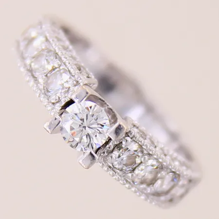 Ring med diamanter 1 x ca 0,35, kvalitet TCa(K-L)/SI, 8 x ca 0,07ct, 28 x ca 0,005-0,01ct, stl 17¼, bredd 3,5-5mm, flertalet indikerar på syntetiska diamanter, vitguld, 18K Vikt: 5,7 g