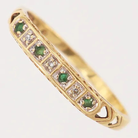 Ring med troligen smaragder samt 8/8-slipade diamanter 3 x 0,005ct, stl: 18¾, bredd 1,5-3,5mm, 18K.  Vikt: 1,7 g
