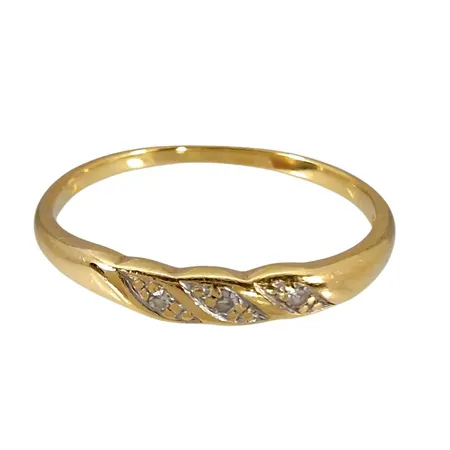 Diamantring, 18K guld, Diamanter 3 x 0,005ct, kontrollstämpel, Ø17½ mm, bredd 1-3 mm Vikt: 1,4 g