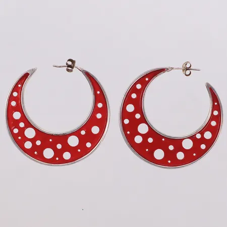Ett par örhängen med röd emalj, längd 40mm, IK, 925/1000 silver Vikt: 12,2 g