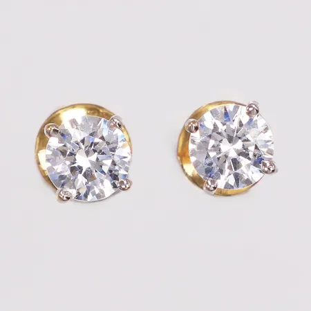Ett par örhängen, vita stenar, bredd 6mm, skruvlås 18K Vikt: 3,4 g