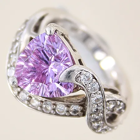Ring med lila samt vita stenar, stl 16, bredd 2,5-13,5mm, silver 925/1000 Vikt: 6,2 g
