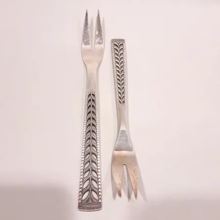Uppläggningsgafflar 2st, modell Juvel, längd 19cm samt 22cm, silver 830/1000 Vikt: 84,9 g
