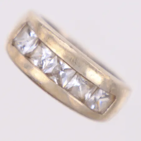 Ring med vita stenar, stl 16, bredd 8,1mm, bucklor, 925/1000 silver Vikt: 5,3 g