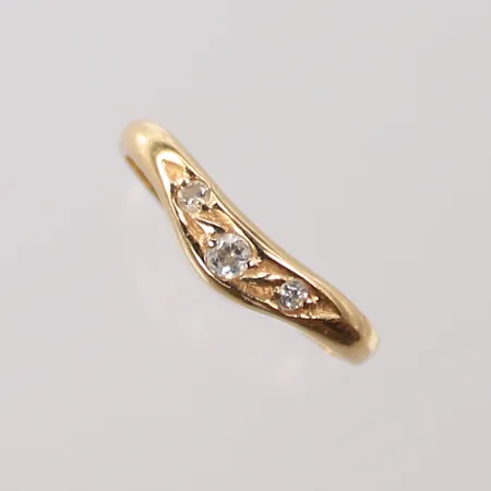 Ring med 3 vita stenar, stl 18, bredd 2-4mm, 14K 2g totalt.