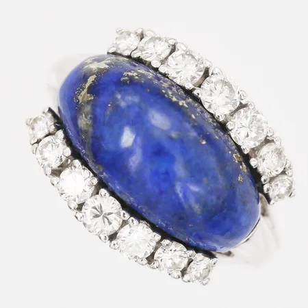 Ring med lapis lazuli samt briljantslipade diamanter totalt 0,80ctv enligt gravyr, stl: 18¼, 14K vitguld, vikt 6,4g Vikt: 6,4 g
