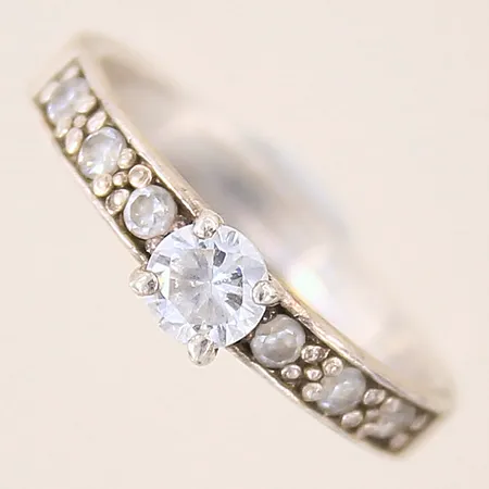 Ring med vita stenar, stl 17¼, bredd 2,5-4,5mm, silver 925/1000 Vikt: 2,2 g