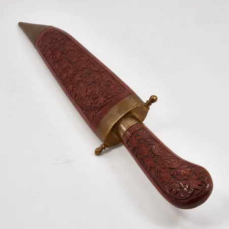 Kniv med fodral, längd 31cm, trä med dekor av löv, slitage Skickas med paket.