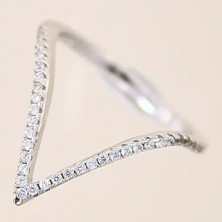 Ring med vita stenar, stl 17, bredd 2mm, silver 925/1000 Vikt: 1,7 g