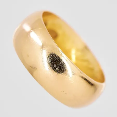 Ring, stl 17¼, bredd 7,6mm, personligt graverad, 18K Vikt: 4,3 g