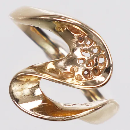 Ring, stl 16¾, bredd 2-15mm, skev skena, 14K  Vikt: 3,5 g