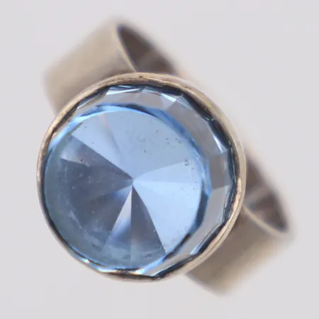 Ring med blå sten, stl 17, bredd 12,1mm, höjd 12mm, 835/1000 silver Vikt: 7 g