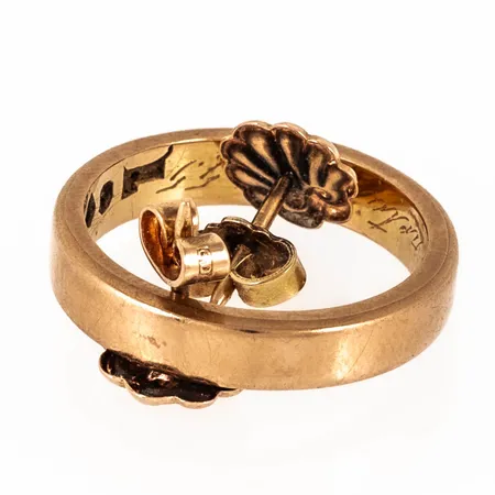 Diverse defekt/graverat guld i 18K. Vikt: 7,4g. 