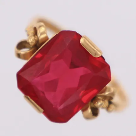 Ring, röd sten, stl 17¾, bredd: 1,7-13,1mm, gravyr, 18K Vikt: 4,2 g