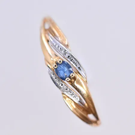 Ring med blå sten, stl 18¾, bredd 1-5 mm, 18K. Vikt: 1,5 g