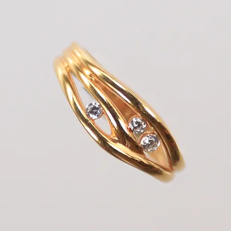 Ring med 3 vita stenar, stl 18½, bredd 3-8mm, 18K 4,2g Vikt: 4,2 g