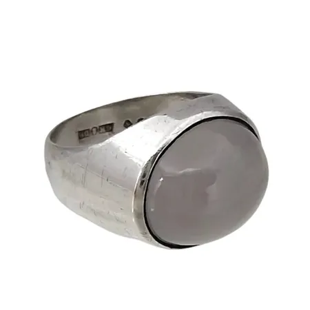Retro Ring 1950-tal, silver, månstensliknande sten, Ø16,0 mm, bredd 4,5-14 mm, tillverkare G. Kaplan Stockholm 1954, sten utan anmärkning, mycket fint skick  Vikt: 6,4 g