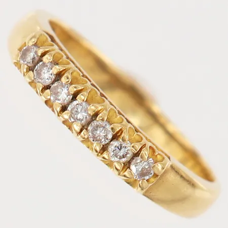 Ring med briljantslipade diamanter 7 x 0,03ct, stl: 17¼, bredd 3,5mm, 18K.  Vikt: 3 g