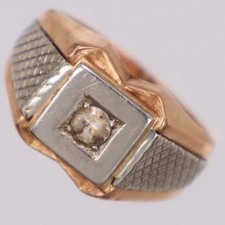 Klackring med vit sten, stl 20¼, bredd 13mm, detaljer i vitguld, 18K Vikt: 8,4 g