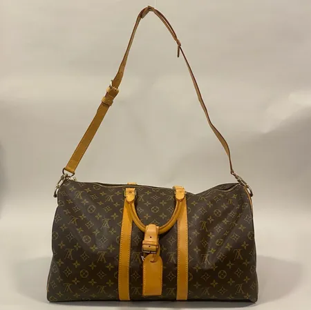 Väska, Louis Vuitton, Keepall Bandouliere 50, Monogram Canvas, enligt datumkod juni 1996, 50x26x21cm, axelrem med skador skadad, fläckar, bemålad med tuschpenna inuti, inga tillbehör, lås saknas. 