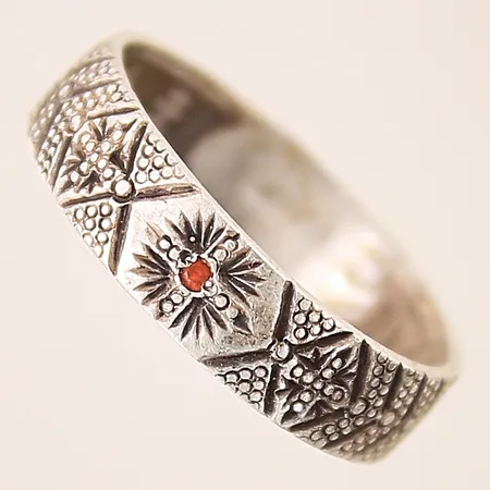 Ring med dekor samt orange sten, stl 17¼, bredd 4,9mm, silver 925/1000 Vikt: 1,9 g