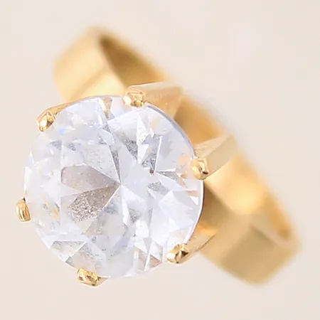 Ring med vit sten, stl 15½, bredd 3-10mm, 18K Vikt: 5,5 g