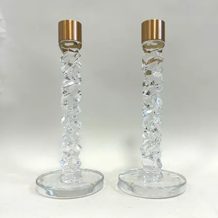 Ett par ljusstakar Carat, design Lena Bergström, Orrefors, ljushållare i mässing, höjd 24cm, repor,  Skickas med postpaket.