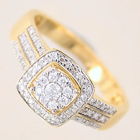 Ring med diamanter 1 x ca 0,03ct, 8 x ca 0,01ct samt 48 x 0,005ct, stl 16½, bredd 2,5-8,8mm, vitguldsdetaljer, GHA, 18K  Vikt: 2,7 g