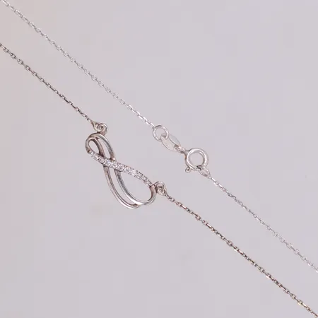 Collier med vita stenar, längd 41cm, bredd 8,8mm, 925/1000 silver Vikt: 2,8 g