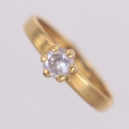 Ring med vit sten, stl 18½, bredd 6mm, skev, 18K Vikt: 1 g