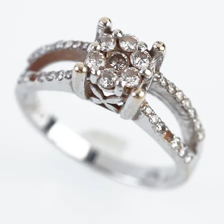 Ring m diamanter 0,50ct enligt gravyr, vitguld, stl 16½(52), bredd 6,5mm, 18k, 2 små stenar saknas Vikt: 4,2 g