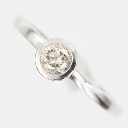 Ring med brun briljantslipad diamant ca 0,35ct, Ca(Lt.Brown)/VS, Smederna Lantz Ateljé & Galleri AB, Stockholm 2022, stl: 17, gravyr, 18K vitguld. Vikt: 3,8 g