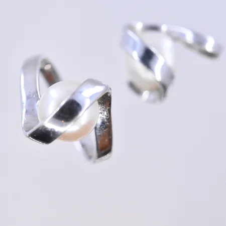 Ring och hänge med pärlor, stl på ring 17¾ och bredd 3 mm, hänge längd 17 mm och bredd 13 mm, vitguld, 14K. Vikt: 7,9 g