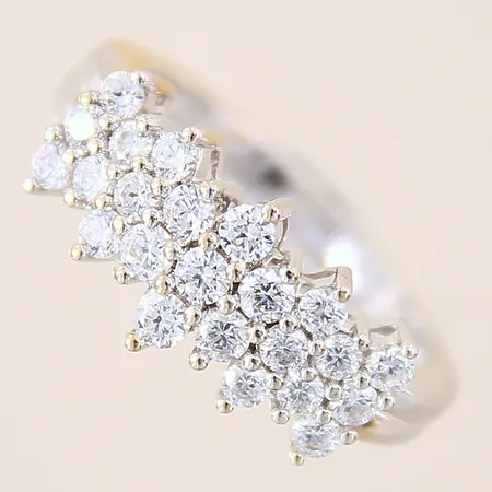 Ring med vita stenar, stl 17½, bredd 2-9mm, vitguld, GHA, 18K Vikt: 5,2 g