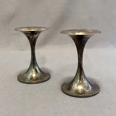 Ett par ljusstakar, höjd 10cm, bredd 6,5cm, fyllda, silver 830/1000 bruttovikt: 291,0g . 