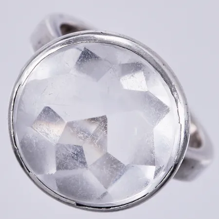 Ring med vit sten, stl ca 17¼, bredd ca 3-16mm, ostämplad, silver  Vikt: 8,2 g