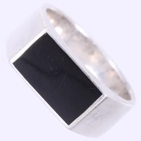 Klackring med svart sten, stl ca 18¾, bredd ca 8mm, GHA, silver 925/1000 Vikt: 9 g