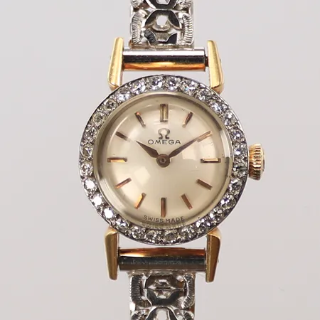 Damur Omega 18K med ca 28 diamanter ca 0,01ct/st 8/8-slipade, länk 18K vitguld, ca 17cm ur ca 18mm (ink.krona) Bruksslitage vikt totalt 23,2g 