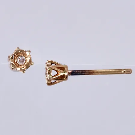 Ett par örhängen med vita stenar, Ø 3mm, 18K  Vikt: 0,4 g