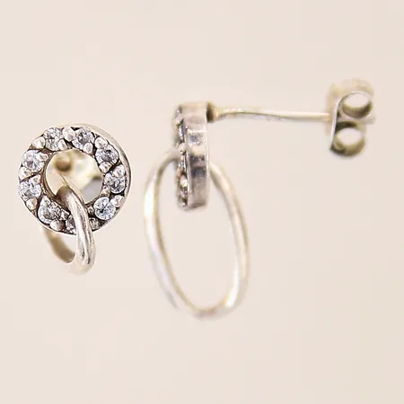 Ett par örhängen med vita stenar, 15x7mm, skeva stift, silver 925/1000 Vikt: 1,7 g