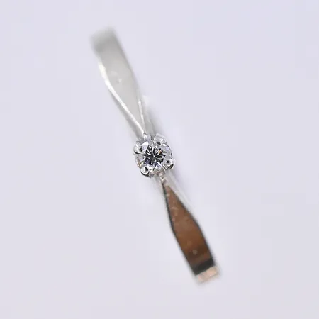 Ring med vit sten, stl 17¼, bredd 2 mm, vitguld, 18K. Vikt: 1,1 g