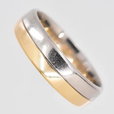 Ring tvåfärgad, stl 19¾, bredd 6mm, personligt graverad, 18K Vikt: 7,8 g