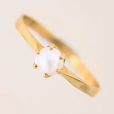 Ring med imitationspärla, stl 16¾, bredd 1,6-1,8mm, ostämplad, 18K Vikt: 1,3 g
