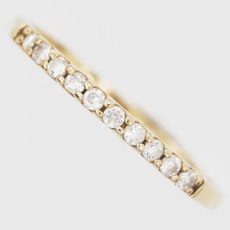 Ring med vita stenar, GHA, stl: 17, bredd: 1,5 mm, 18K guld. Vikt: 1 g