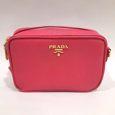 Väska, Prada Saffiano Fuxia, modellnr: 1N1674, mått 15x10x5cm, axelrem, beslag med färgbortfall, smärre slitage, cert ej ifyllt, ytterkartong