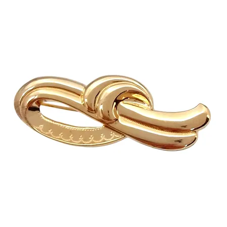 Brosch, 18K guld, broschens längd 45 mm, bredd 16 mm, liten buckla, krokig nål Vikt: 2,4 g