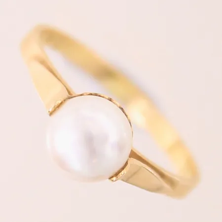 Ring med sötvattenspärla Ø 6,9mm, stl 17, bredd 1,3-2,3mm, 18K  Vikt: 2,2 g